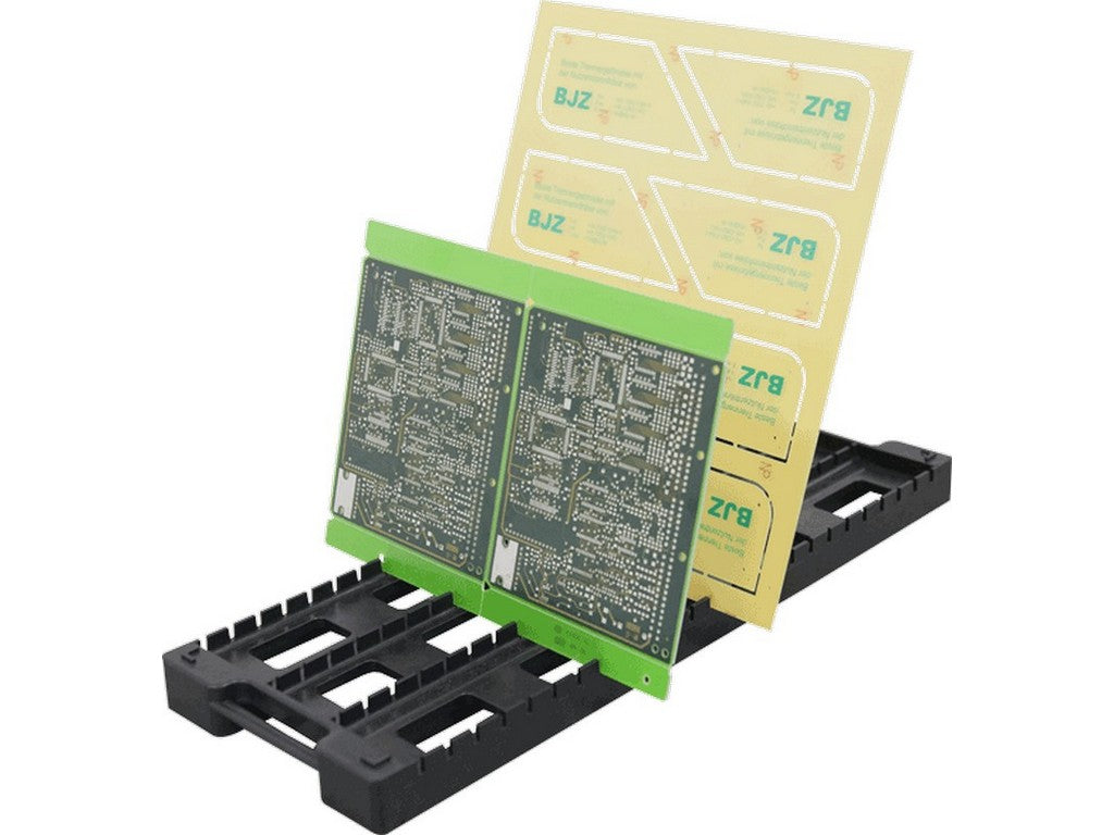 Elektronisk printholder med printplader og BJZ-etiketter på hvid baggrund