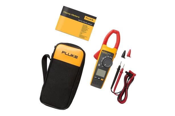 Fluke 374 FC tangamperemeter med bæretaske, testledninger og brugermanual på hvid baggrund.