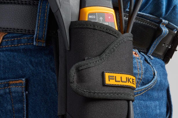 Tætpå af Fluke H-T6 bæltehylster med T6 tester monteret i bæltet på blå jeans.
