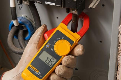 Fluke 323 tangamperemeter måler strøm på en ledning i en el-tavle.
