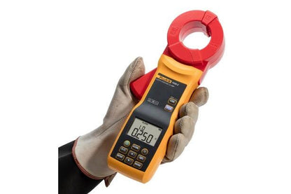 Fluke 1630-2 FC jordings- og lækstrømstang i brug af tekniker med beskyttelseshandske.