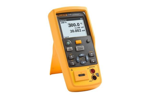 Fluke 714B temperaturkalibrator viser 300 grader celsius og milliampere på det bagbelyste display.