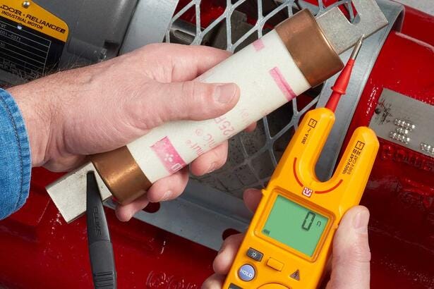 Fluke T6-1000 PRO elektrisk tester anvendt til modstandsmåling på en industriel sikring ved en motor.