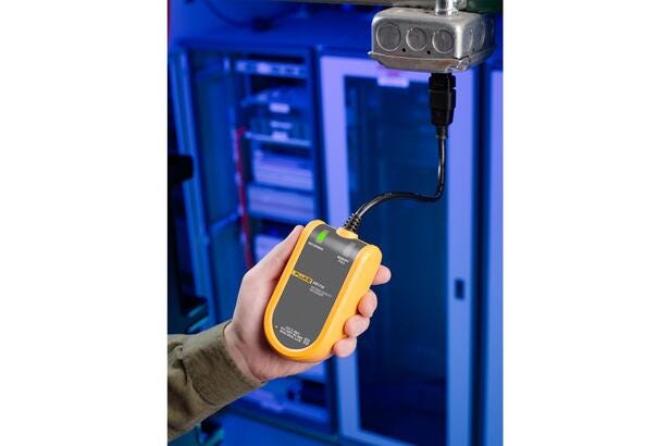 Fluke VR1710 enkeltfaset spændingskvalitetsoptager tilsluttet stikkontakt for præcise målinger i professionelt miljø.
