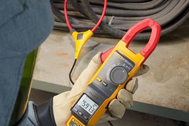 Fluke 381 tangamperemeter med iFlex fleksibel strømprobe og trådløst display i brug.
