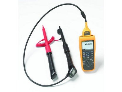 Fluke BT521 batteritester med sonder og skærmvisning af 13 21 VDC