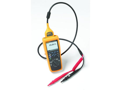 Adv. batteritester Fluke BT510 med måleværdier på skærm og røde testledninger