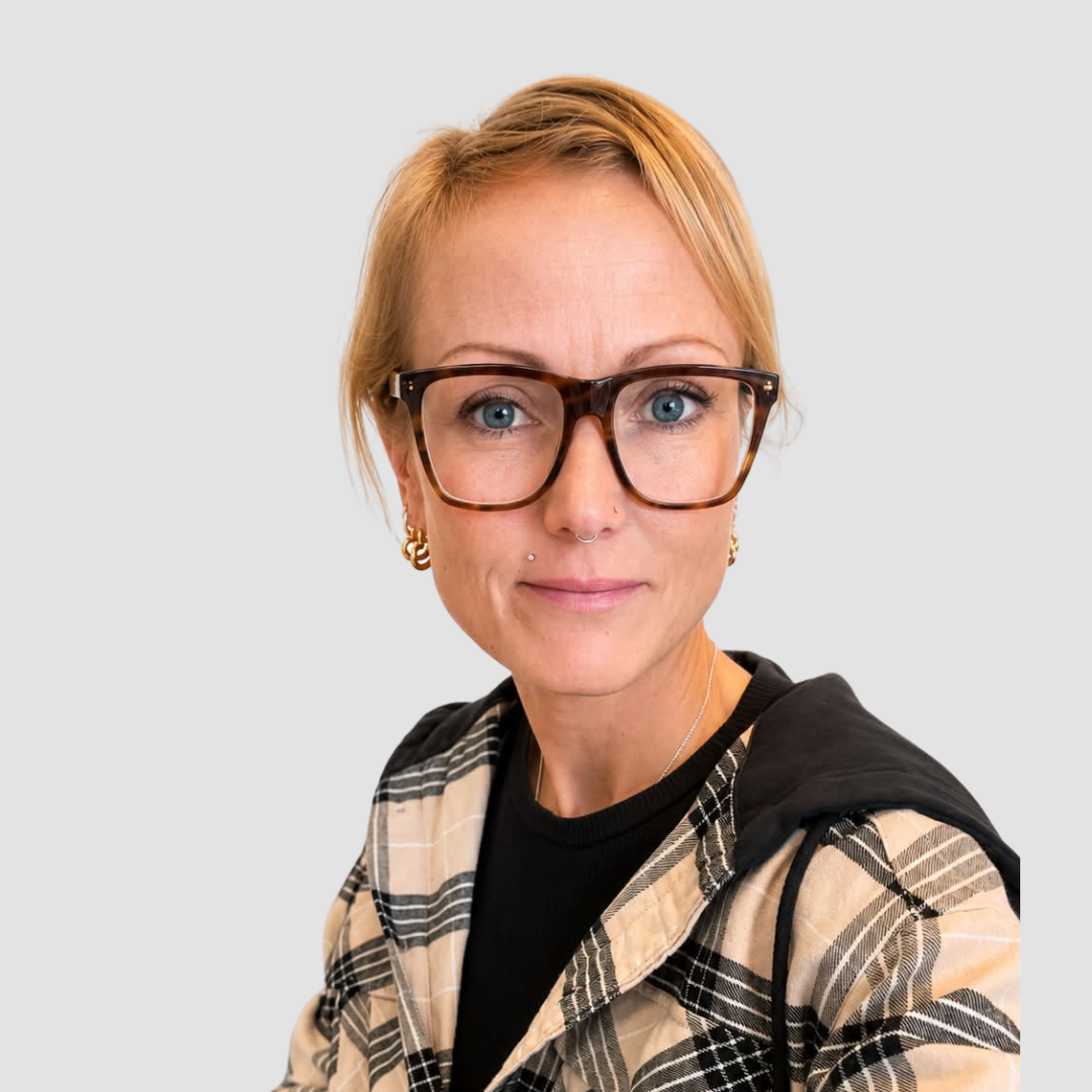 Michelle Knudsen, økonomiansvarlig hos HIN A S, smiler i et professionelt medarbejderportræt.