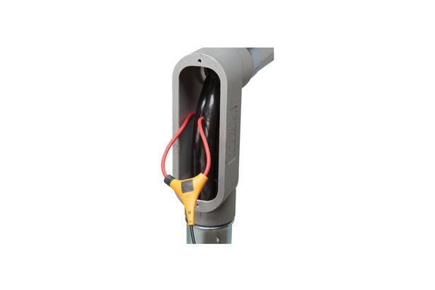Fluke i2500-10 iFlex fleksibel strømprobe monteret omkring tykt kabel i trang ledningsåbning.