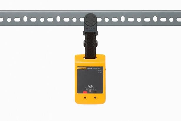 Fluke PRV240 proving unit ophængt med TPAK magnetisk strop på metalskinne.