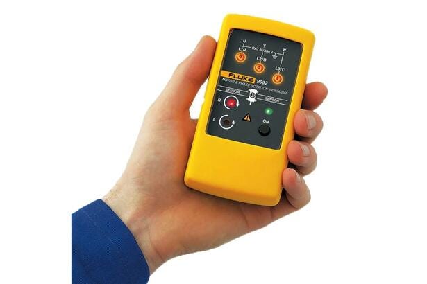 Berøringsfri Fluke 9062 fasefølgetester holdes i hånden til måling af motor og rotationsretning.