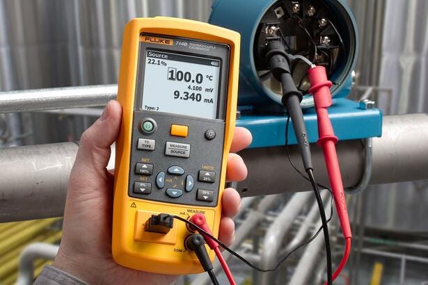 Fluke 714B termoelementkalibrator i brug til industriel måling af temperatur og mA signaler.
