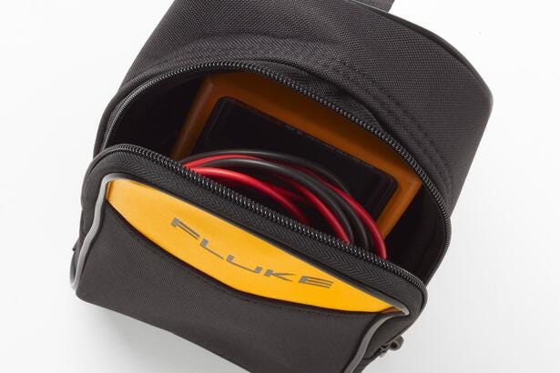 Fluke C25 blød bæretaske åben med multimeter og kabler indeni for beskyttelse.