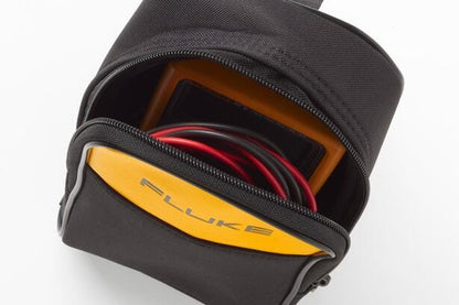 Fluke C25 blød bæretaske åben med multimeter og kabler indeni for beskyttelse.