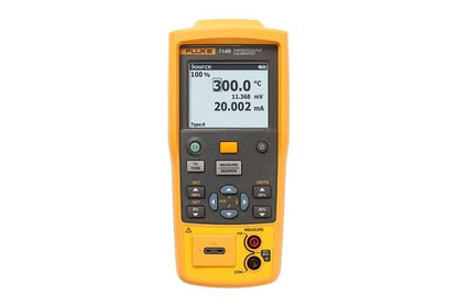 Fluke 714B termoelement kalibrator viser temperaturmåling på 300 grader celsius og milliampere signaler.
