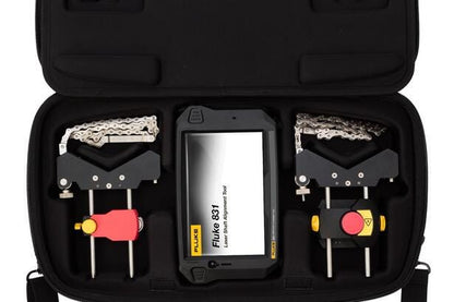 Fluke 831 laserbaseret akselopretningsværktøj med tablet og sensorer i en robust transportkuffert.
