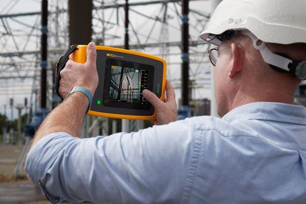 Fluke ii915 Sonic Industrial Imager anvendes af tekniker til inspektion af højspændingsanlæg.