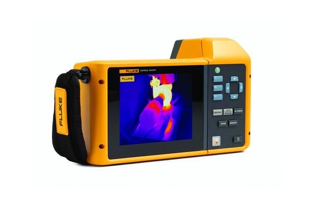 Fluke TiX580 termisk kamera med 5,7 tommer touchscreen der viser varmebillede af rør.