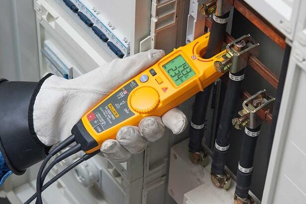 Fluke T6-1000 PRO elektrisk tester anvendt med åben gaffel til måling på ledere i el-tavle.